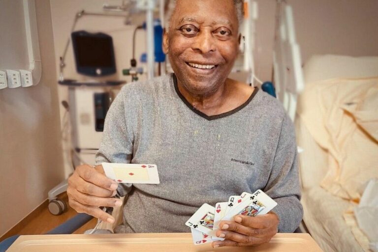 ΠΕΛΕ: Παίζει χαρτιά με την κόρη του στο νοσοκομείο (ΦΩΤΟΣ)