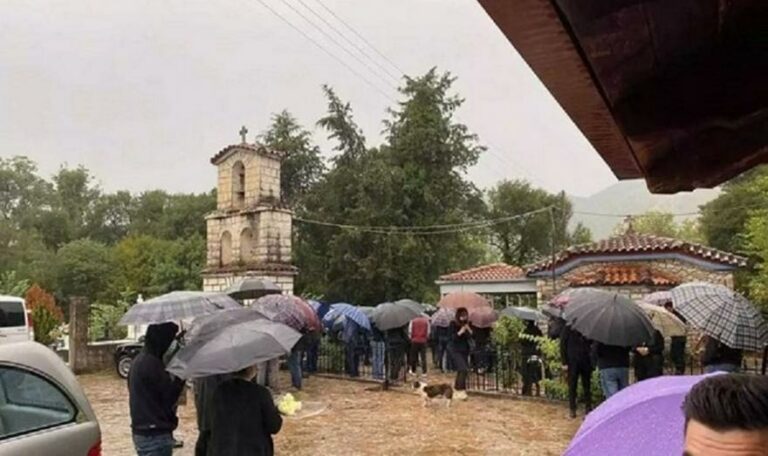 Θρήνος στην κηδεία του Νίκου Τσουμάνη… (ΦΩΤΟΣ)