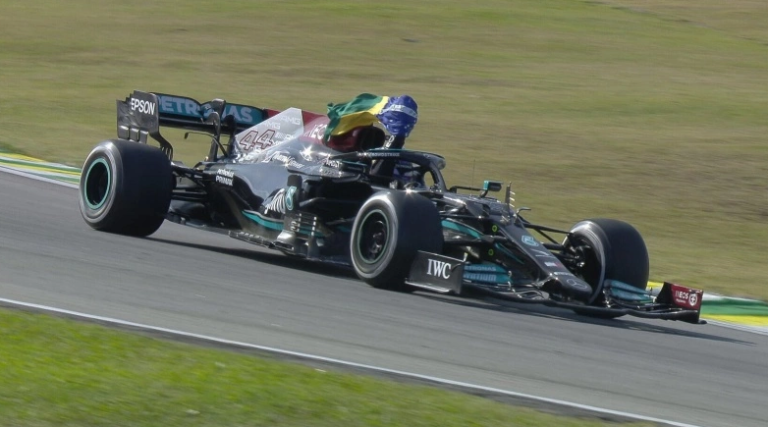 F1: Κινδυνεύει να χάσει τη νίκη ο Χάμιλτον!