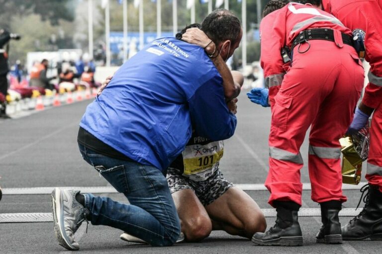 ΣΥΓΚΙΝΗΤΙΚΟ: Η αγκαλιά από τον Πολιά στον Γκελαούζο αμέσως μετά τον τερματισμό και το ρεκόρ (ΦΩΤΟΣ)