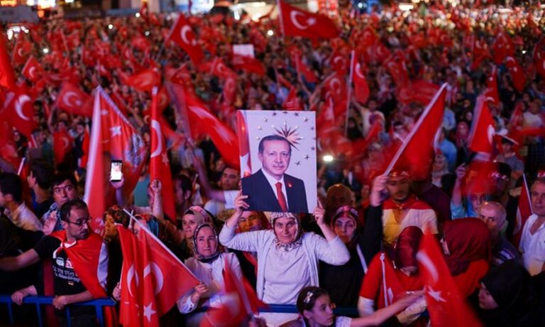 Στιγμές παραφροσύνης στην Τουρκία: Στους δρόμους με νταούλια, φιλούσαν εικόνες του Ερντογάν!
