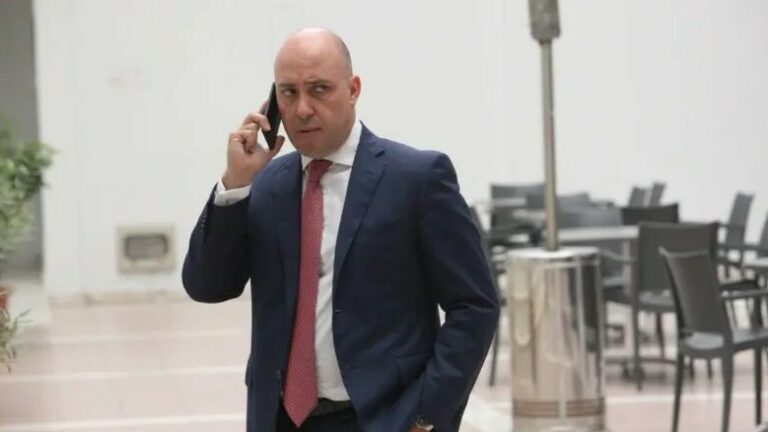 Ο νεοφιλελεύθερος Παμπορίδης η πρώτη επιλογή του ΑΚΕΛ