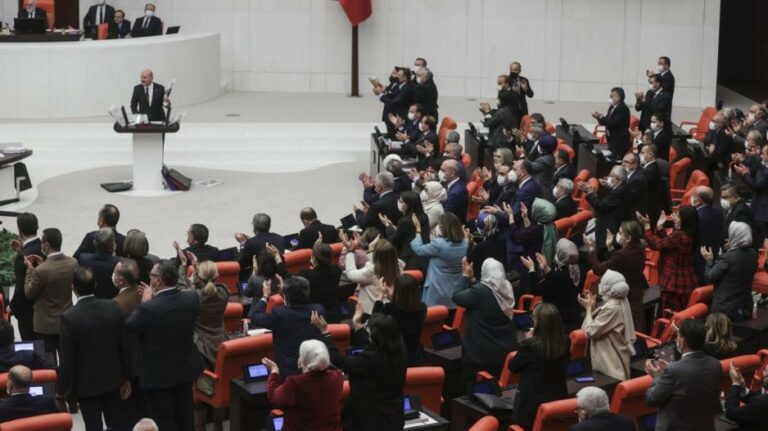 ΒΙΝΤΕΟ: Ξύλο στο τουρκικό κοινοβούλιο!