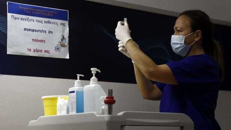 Πάνω από 28.000 κρούσματα σε 14 ημέρες: Πόσοι ανεμβολίαστοι «έσβησαν» λόγω Covid…