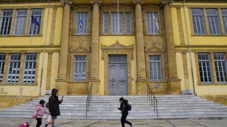 ΚΟΡΩΝΟΪΟΣ: Τρεις θάνατοι, 2200 νέα κρούσματα…