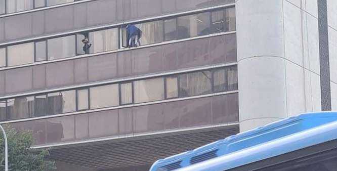 Λήξη συναγερμού: Κατέβηκε από το παράθυρο ο άντρας που απειλούσε να πέσει… (ΒΙΝΤΕΟ)