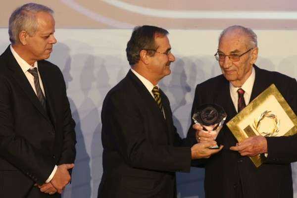 Η ΕΑΚ αποχαιρετά τον Πέτρο Λινάρδο…