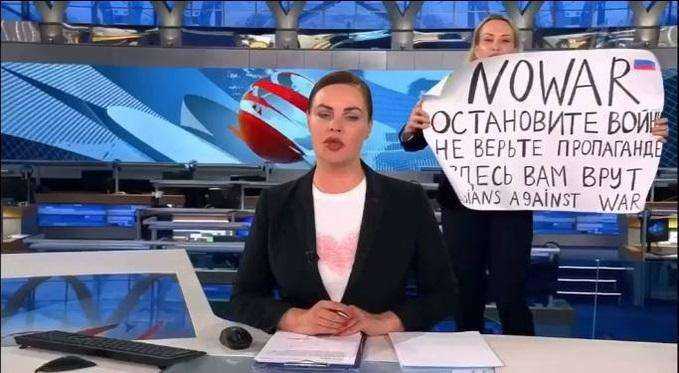 Ρωσίδα εμφανίστηκε με αντιπολεμικό πλακάτ και κινδυνεύει με φυλακή!