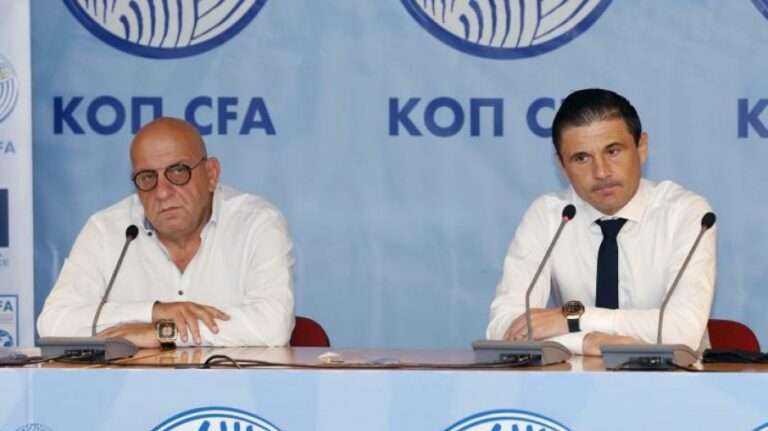 Στο ακουστικό για την απάντηση Μάζιτς…