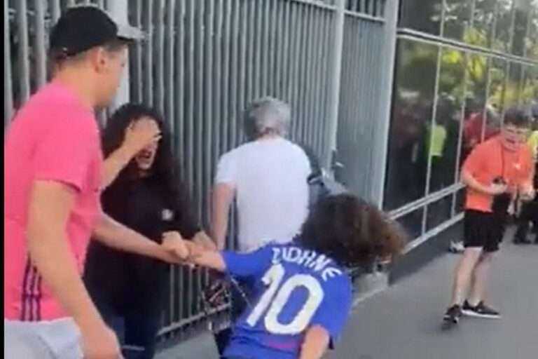 ΣΟΚΑΡΙΣΤΙΚΟ ΒΙΝΤΕΟ με κοριτσάκι να κλαίει από τα δακρυγόνα