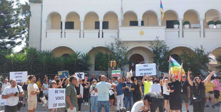 Γυναίκες έκοψαν τα μαλλιά τους έξω από την πρεσβεία του Ιράν (ΒΙΝΤΕΟ)