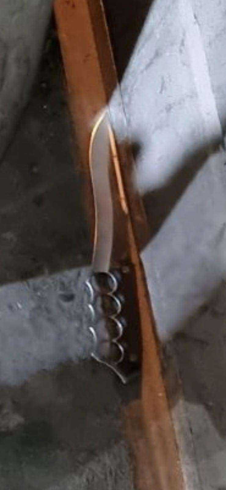 ΤΟ ΜΑΧΑΙΡΙ…