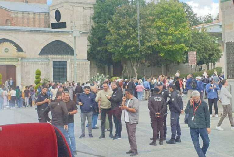 Τους…απαγόρευσαν να μπουν στην Αγιά Σοφιά!