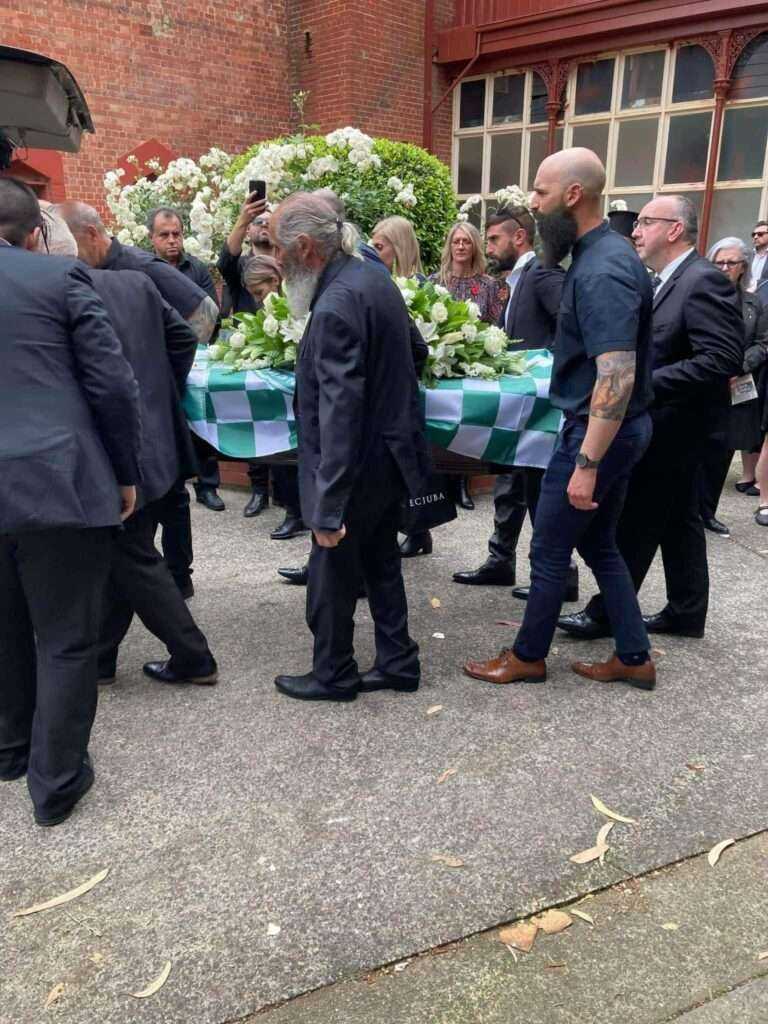 «Με την σημαία να τον σκεπάζει»