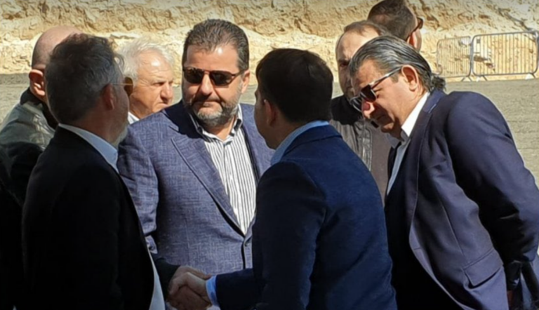 ΟΛΟΙ ΧΑΜΕΝΟΙ…