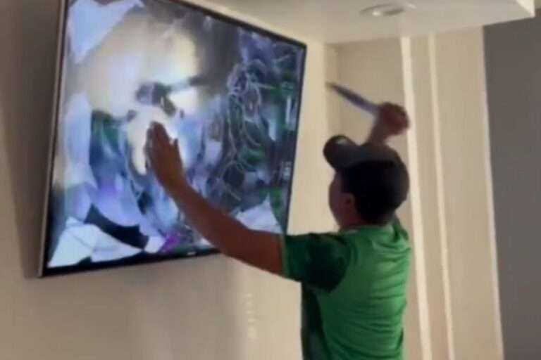 Μεξικανός… μαχαίρωσε την τηλεόραση μετά τον αποκλεισμό! (ΒΙΝΤΕΟ)