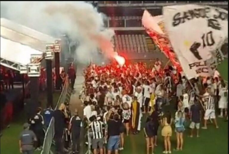 Αποχαιρέτησαν τον Πελέ με συνθήματα και καπνογόνα!