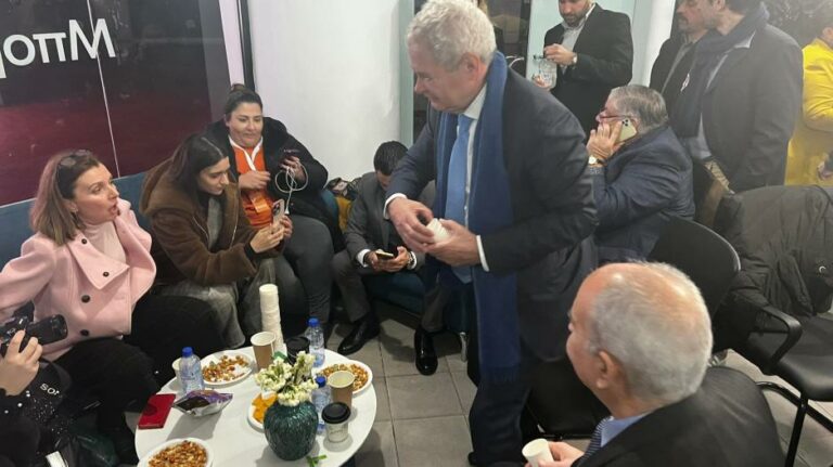 Ευδιάθετος, πίνοντας ζιβανία ο Μαυρογιάννης!