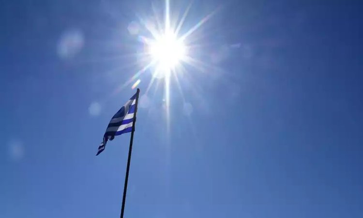 Μουσουλμάνα ύψωσε την ελληνική σημαία στη Θράκη!