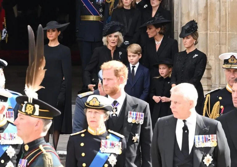 Ο πρίγκιπας Harry θα καθίσει «δέκα σειρές πίσω» από την υπόλοιπη βασιλική οικογένεια !