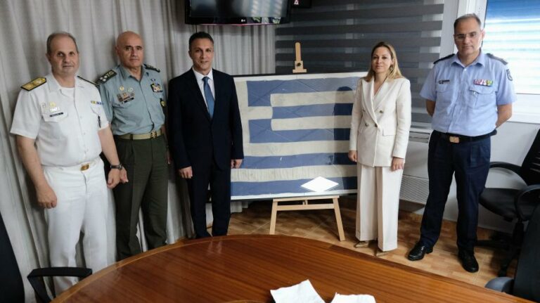 Στα χέρια της ΕΦ ελληνική σημαία του Ναυτικού Σταθμού Κερύνειας!