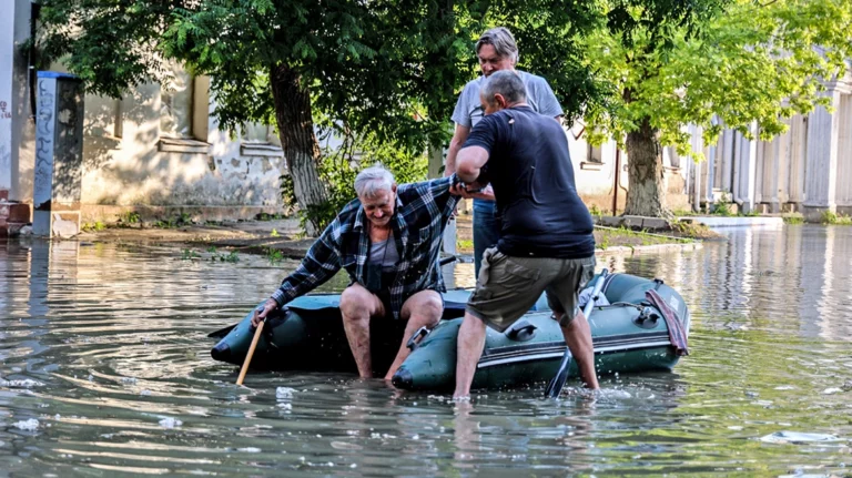 Χερσώνα: «Πνίγηκαν» 24 χωριά μετά την έκρηξη στο φράγμα – 40.000 άμαχοι σε ζώνες που απειλούνται