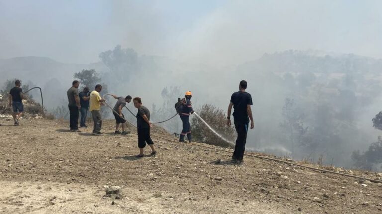 Πυρκαγιά στην Κοφίνου – Επιχειρούν και εναέρια μέσα πυρόσβεσης