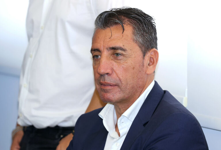 Ανακοινώνει δύο χαφ και ένα ακραίο επιθετικό…