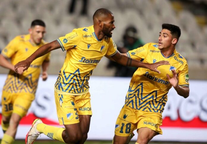 VINICIUS_APOEL.width-770