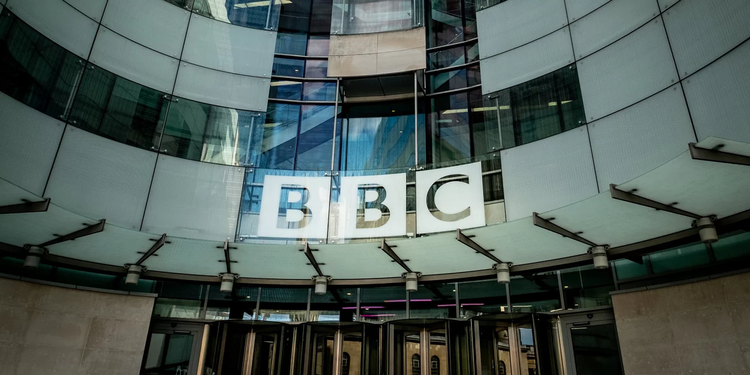 Σκάνδαλο στο BBC-Γνωστός παρουσιαστής κατηγορείται ότι χρημάτιζε ανήλικο για γυμνές φωτογραφίες!