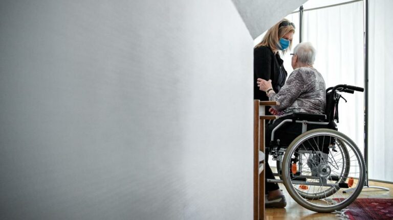 Σήκωσαν ανάπηρο από το καρότσι και του κλώτσησαν το πόδι για να δουν αν περπατά… (ΒΙΝΤΕΟ)