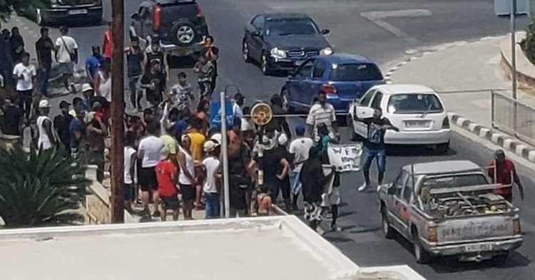 Στους δρόμους οι κάτοικοι στη Χλώρακα-Διαμαρτύρονται για την κατάσταση με τους μετανάστες