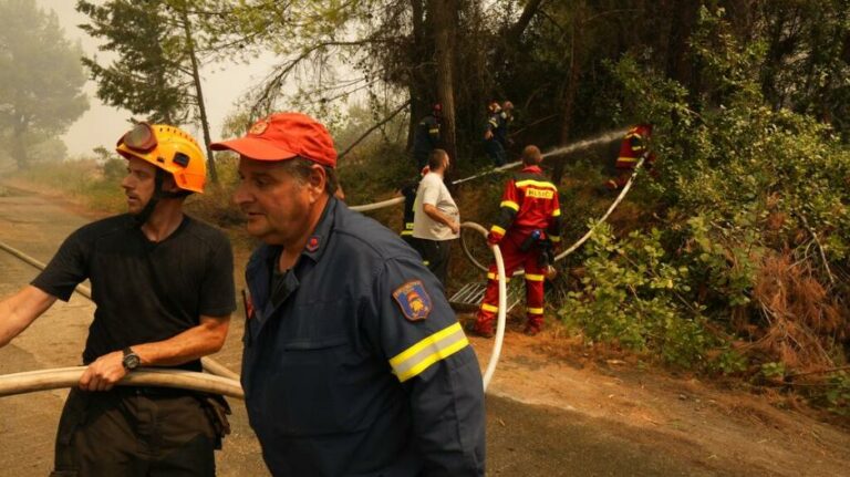 Αδιάκοπη μάχη με τις φλόγες: Νέες εκκενώσεις σε Έβρο και Ροδόπη