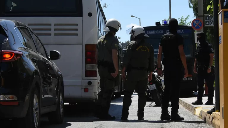 «Φασίστες, δολοφόνοι, φάγατε το παιδί»