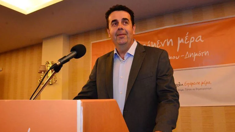 Πειθαρχική έρευνα για τον δήμαρχο που πέταγε σκουπίδια και… περιττώματα στην πόρτα αντιπάλου του!