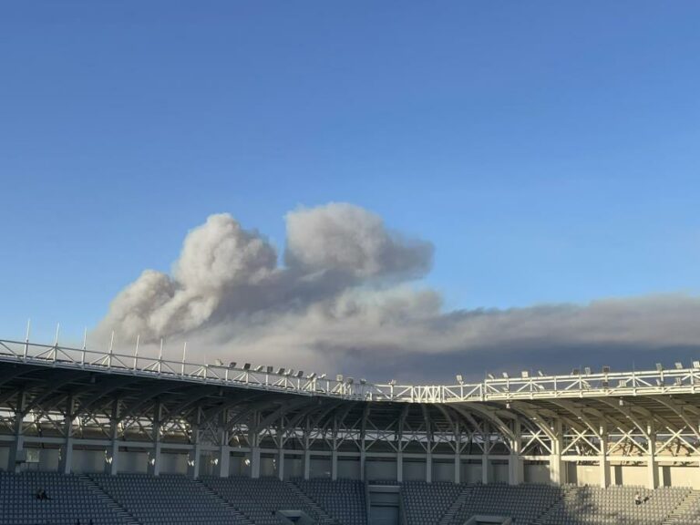 ΦΩΤΙΑ ΣΤΗΝ ΑΛΑΣΣΑ: Πυκνοί καπνοί διακρίνονται από το ΑΛΦΑΜΕΓΑ Stadium… (ΦΩΤΟ)