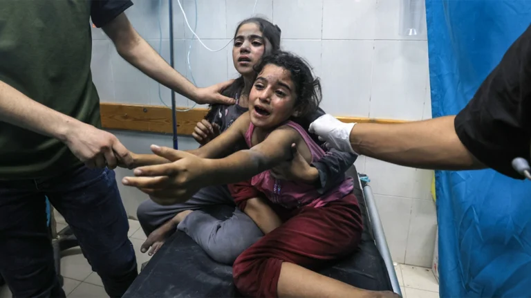 Το χάος μετά τον βομβαρδισμό του νοσοκομείου στη Γάζα – Σοκάρουν οι περιγραφές των γιατρών