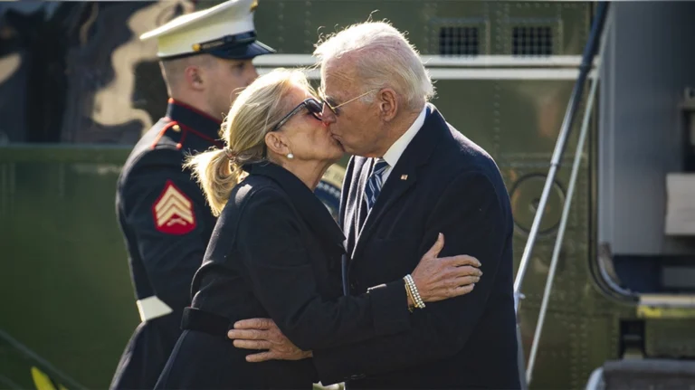 Δείτε φωτογραφίες: Το παθιασμένο φιλί του Τζο Μπάιντεν στη Τζιλ!