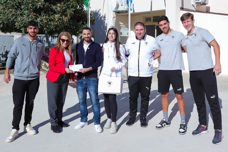 ΠΑΦΟΣ FC: Ποδοσφαιριστές της Κ-19 παρέδωσαν δώρα σε μαθητές! (ΦΩΤΟΣ)