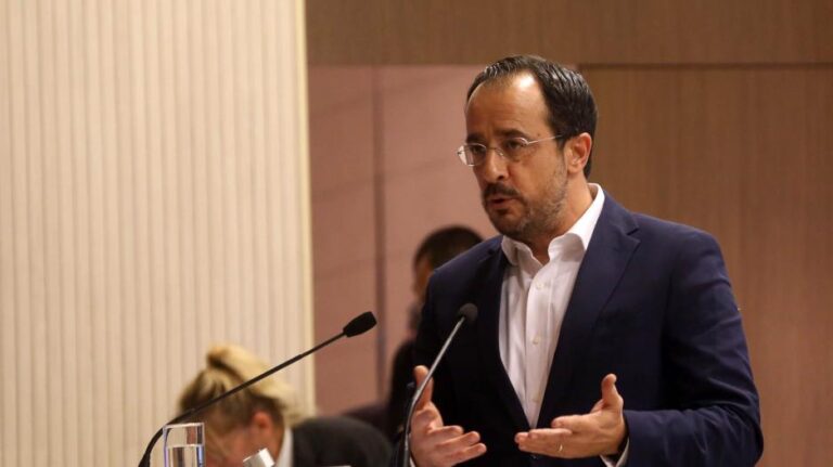 Το μήνυμα ΠτΔ για Πράγα: «Οδυνηρή στιγμή, στεκόμαστε σταθερά αλληλέγγυοι»