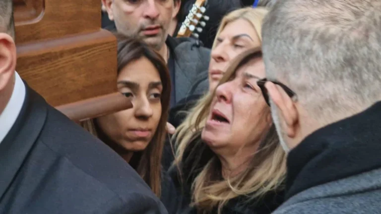 Λύγισε η σύζυγος του Βασίλη Καρρά με τα τραγούδια στο τέλος της κηδείας (ΒΙΝΤΕΟ)