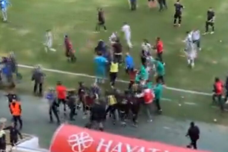 Ξύλο και πέντε αποβολές για έναν πανηγυρισμό μπροστά στην κερκίδα!
