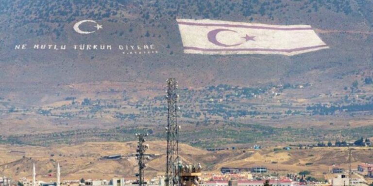 Με δύο εντάλματα εναντίον του, ανανέωσε το διαβατήριο της ΚΔ ο σφετεριστής