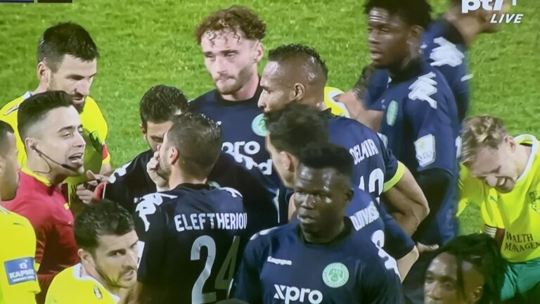 ΒΙΝΤΕΟ: Η φάση που άφησε με 10 παίκτες την ΑΕΖ…