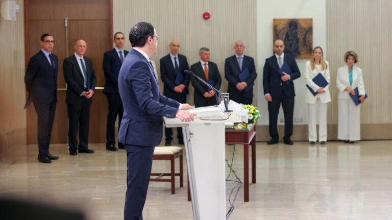 «Ξήλωσε» την κυβέρνηση του πριν συμπληρώσει ένα χρόνο πρόεδρος!