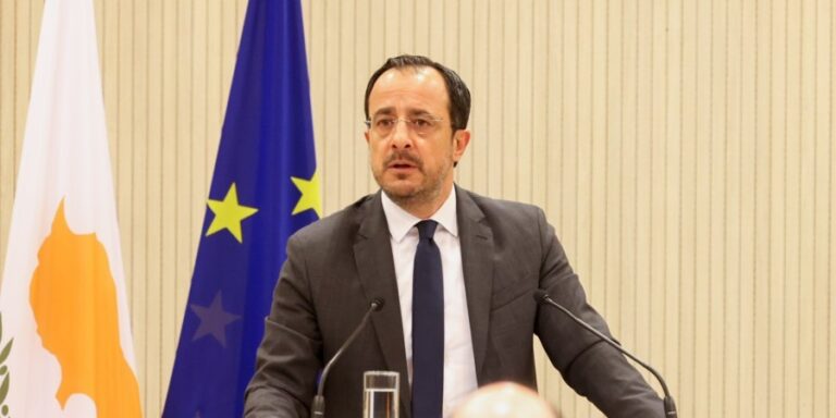 «Είμαστε υπόλογοι στον λαό σε κανέναν άλλο»