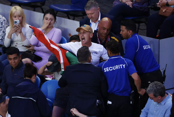 Australian Open: Αναστάτωση στις κερκίδες με θεατή που σήκωσε σημαία της Παλαιστίνης
