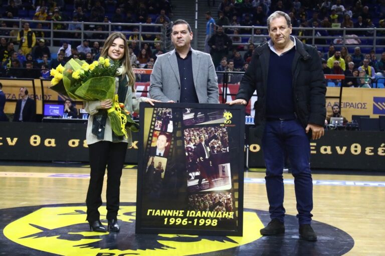 Η ΑΕΚ Betsson τίμησε τη μνήμη του Γιάννη Ιωαννίδη παραδίδοντας κορνίζα στην κόρη του!