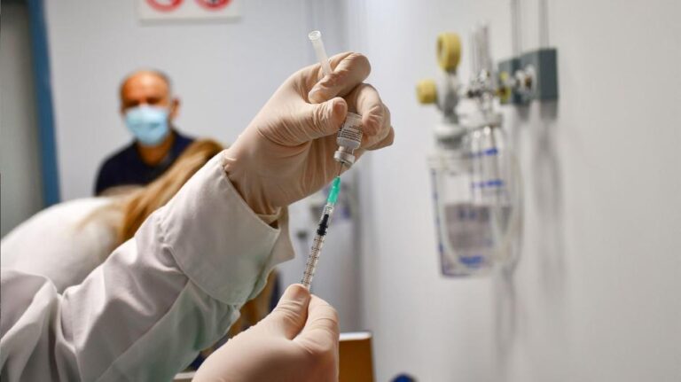 Τα κρούσματα covid έφεραν αύξηση εμβολιασμών στα κέντρα…