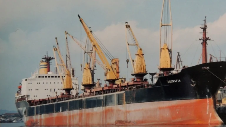 Ερυθρά Θάλασσα: Οι Χούτι χτύπησαν με πύραυλο φορτηγό πλοίο – Πληροφορίες ότι είναι ελληνόκτητο
